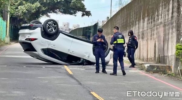 ▲基隆Uber女司機疑閃神撞人行道。(圖/記者郭世賢翻攝)