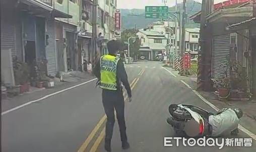 ▲八旬翁體力不支連人帶車倒地暖警「神救援」。(圖/記者楊漢聲翻攝)