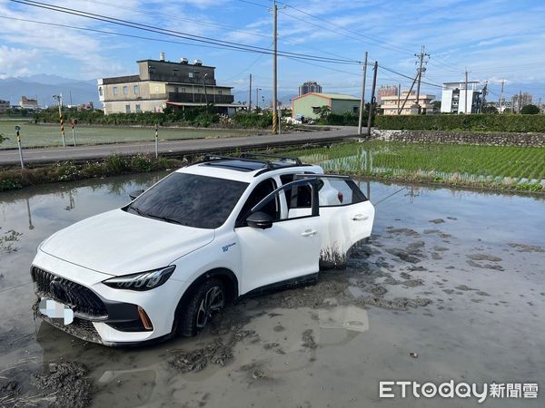 ▲▼宜蘭五結兩車相撞一車衝進田中,2乘客愛傷送醫。(圖/記者游芳男翻攝,下同)