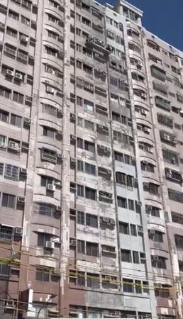 ▲▼ 高雄大樓狂下「磁磚雨」!外牆施工遭疑防護不足 網嚇:路過小心。(圖/翻攝FB社團「高雄大小事」)