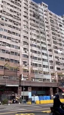 ▲▼ 高雄大樓狂下「磁磚雨」!外牆施工遭疑防護不足 網嚇:路過小心。(圖/翻攝FB社團「高雄大小事」)