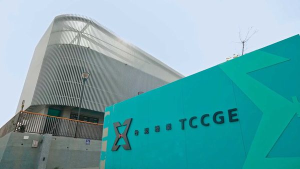 台泥嘉謙綠能漁電共生義竹一期漁光案場F區,日前因未具養殖事實被嘉義縣政府撤照,目前爭取到暫緩執行原處分。(翻攝台泥嘉謙YouTube)