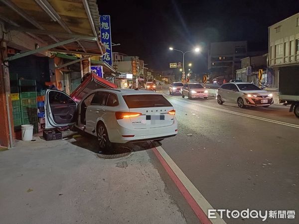 ▲▼ 屏東女詭偏逆向撞農車,與一雙兒女3人全送醫 。(圖/記者陳崑福翻攝)