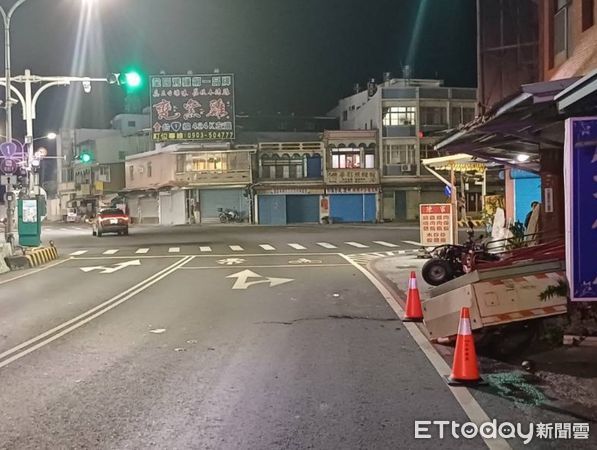 ▲▼ 屏東女詭偏逆向撞農車,與一雙兒女3人全送醫 。(圖/記者陳崑福翻攝)