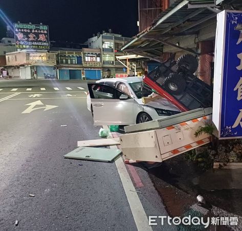 ▲▼ 屏東女詭偏逆向撞農車,與一雙兒女3人全送醫 。(圖/記者陳崑福翻攝)