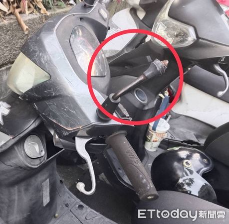 ▲失業周男僅因求職不順就推倒路旁機車遭警方逮捕。(圖/記者張君豪翻攝)