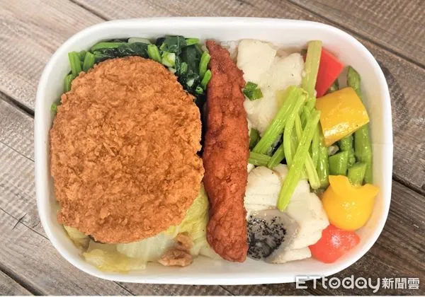 ▲▼台鐵龍虎石斑雙饗便當。(圖/台鐵公司提供)