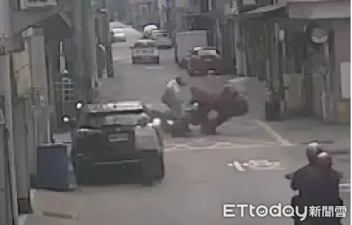 ▲鄭姓毒品人口違規逃逸被警方追趕,在路口高速碰撞機車後,鄭男前空翻造成頸部重傷住院。(圖/記者楊永盛翻攝)