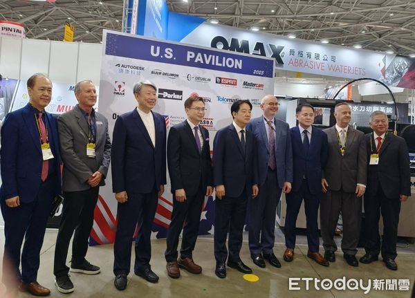 ▲總統賴清德(中)參訪美國館。(圖/記者張佩芬攝)