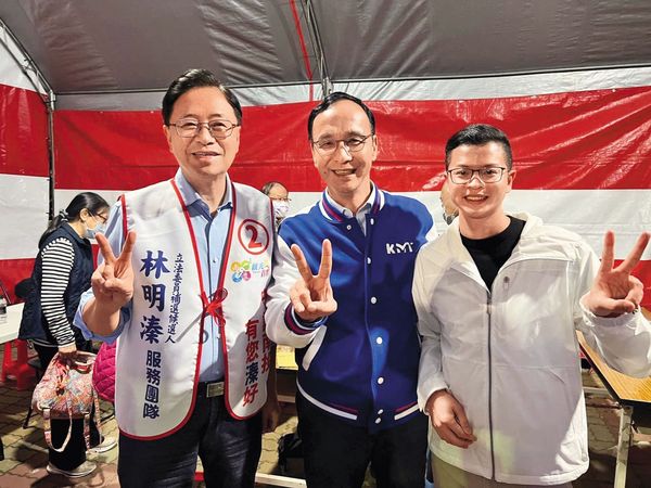 凌濤(右)是國民黨主席朱立倫的愛將,還曾是國民黨最年輕的文傳會主委,現為桃園市議員。左為桃園市長張善政。(翻攝自凌濤粉絲專頁)