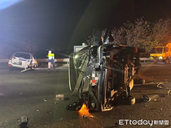 國道1號南向274.9公里4車連環撞。(圖/記者翁伊森翻攝)