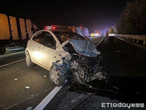 國道1號南向274.9公里4車連環撞。(圖/記者翁伊森翻攝)