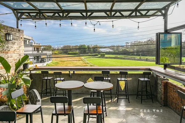 ▲▼有田咖啡,爺爺經營一甲子中藥鋪改建咖啡店!陽台座位坐擁稻田美景。(圖/部落客周花花授權提供)