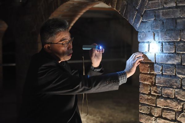 建築修復工作者黃任維帶領團隊深入台北賓館內部說明建築的特點。(十月影視提供)