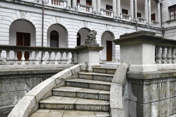 台北賓館部分石材來自拆除台北城得來的石頭、其中的石獅(圖中央)取自遭拆除的大天后宮。(十月影視提供)