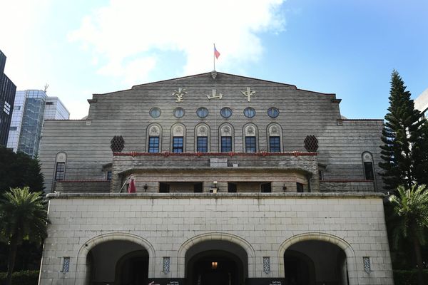 曾是台北公會堂的中山堂入口鑄石拱門,看似以光滑的大石頭砌成,其實是預鑄混凝土做成的人造石。(十月影視提供)