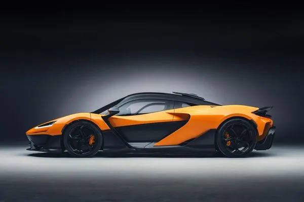全新 McLaren W1 並沒有盲目追求極速,而是更重視駕駛與車輛的連結感,並在實際使用環境下提升可操控性與便利性。