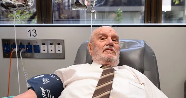 哈里森81歲時完成他人生最後1次捐血。(圖/達志/美聯社)