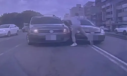 ▲▼台中2輛自小客車爭道霸佔道路,駕駛怒下車持球棒猛砸。(圖/Wowtchout地圖型行車影像分享平台提供)