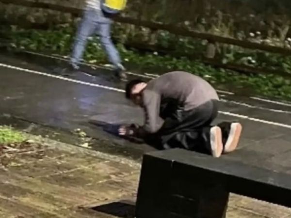 之前汪小菲「雨中下跪」,結果被爆其實是因跟現任妻子馬筱梅大吵。(翻攝網路)