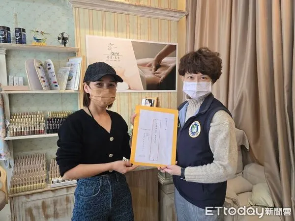 ▲移民署南區事務大隊雲林縣服務站利用「到府關懷、宅配愛擴大便民行動服務」的機會,指派專人到家協助新住民辦理。(圖/記者游瓊華翻攝)