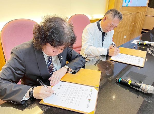 ▲桃園市消防局今天與銘傳大學設計學院簽署合作備忘錄,未來將攜手推動無人機技術。(圖/桃園市消防局提供)