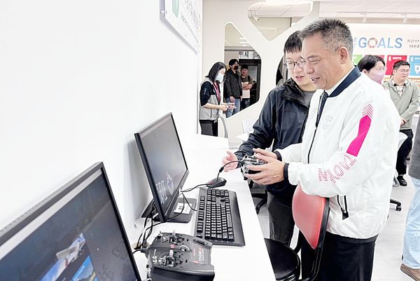 ▲桃園市消防局局長龔永信實際操作模擬無人機操作。(圖/桃園市消防局提供)