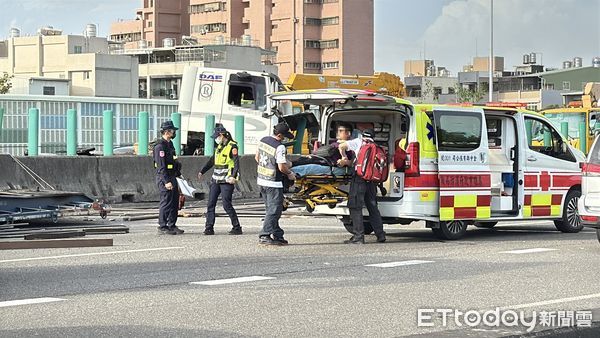▲▼國道一號372K車禍,拖板車司機送醫。(圖/記者吳世龍攝)