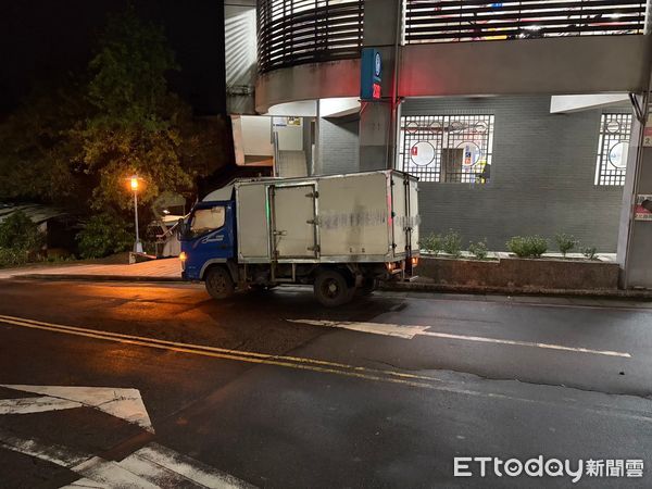 ▲▼ 新北市淡水文化路與新生街口(4日)晚間發生一起死亡車禍 。(圖/記者陳以昇翻攝)