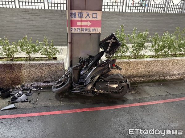 ▲▼ 新北市淡水文化路與新生街口(4日)晚間發生一起死亡車禍 。(圖/記者陳以昇翻攝)