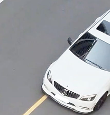 ▲桃園市環保局會同警方在楊梅區梅獅路二段附近查獲白色賓士車加裝電子閥門產生巨大噪音。(圖/桃園市環保局提供)