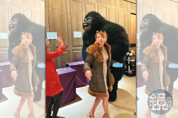 Makiyo(右)略施淡妝,穿著小禮服,外搭皮草裝飾的外套、高跟鞋,和丫子(左)從婚宴會館走出。(讀者提供)