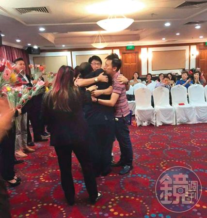 課程結業式上,學員們和推薦人、同學互相擁抱。(受訪者提供)