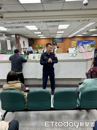 ▲潮州警分局長林俊雄率員到郵局等單位致謝 。(圖/記者陳崑福翻攝)