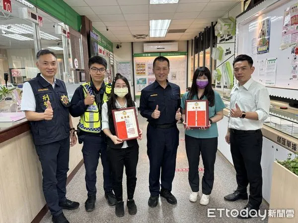 ▲潮州警分局長林俊雄率員到郵局等單位致謝 。(圖/記者陳崑福翻攝)