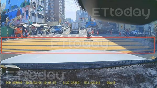 ▲一輛砂石車就停在路口卸土,旁邊只放三角錐 。(圖/民眾提供)