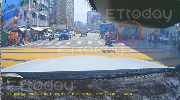 ▲一輛砂石車就停在路口卸土,旁邊只放三角錐 。(圖/民眾提供)