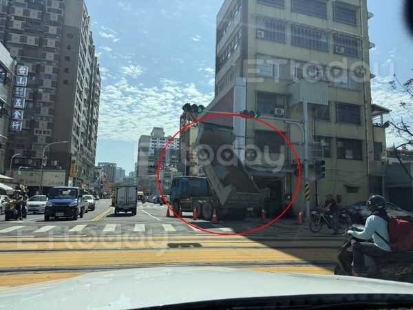 ▲一輛砂石車就停在路口卸土,旁邊只放三角錐 。(圖/民眾提供)