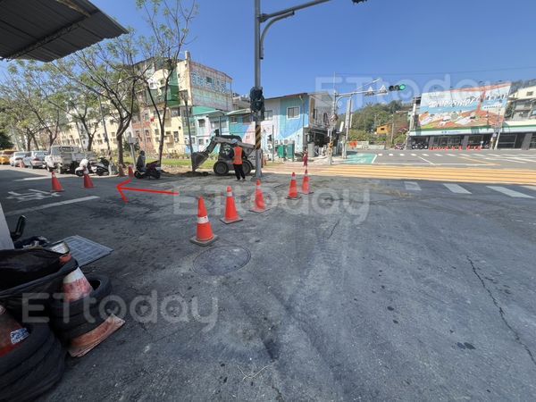 ▲一輛砂石車就停在路口卸土,旁邊只放三角錐 。(圖/民眾提供)