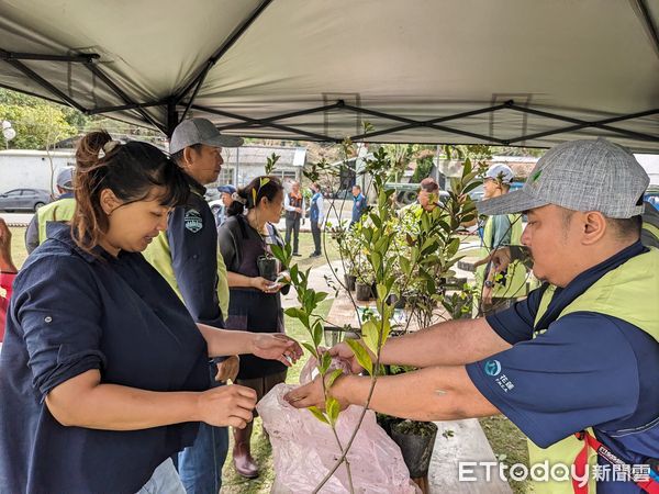▲▼花蓮分署玉里工作站與富里鄉公所共同在富里長青綠光公園舉辦植樹贈苗活動。(圖/花蓮分署提供,下同)