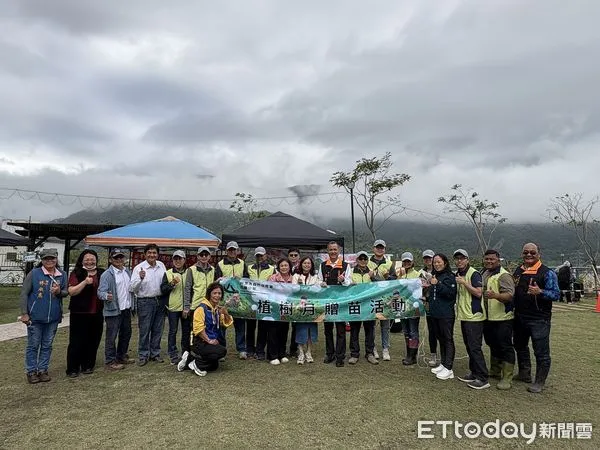 ▲▼花蓮分署玉里工作站與富里鄉公所共同在富里長青綠光公園舉辦植樹贈苗活動。(圖/花蓮分署提供,下同)