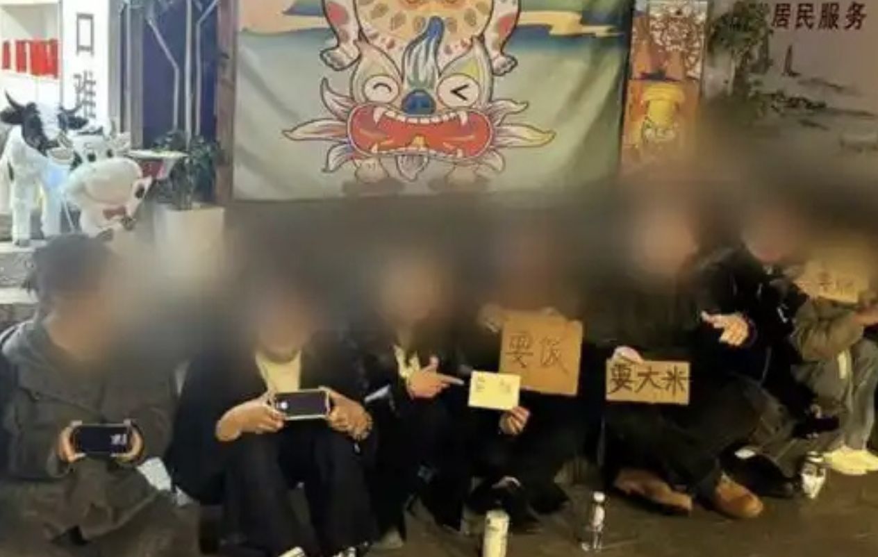 ▲雲南大理街頭出現年輕人「舉牌要飯」的奇怪現象。(圖/翻攝微博)