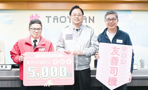 ▲桃園市長張善政今天在市政會議上表揚市府「好孕專車」福利政策,首位獲得獎勵金駕駛劉維和(左)也現身說法。(圖/市府新聞處提供)