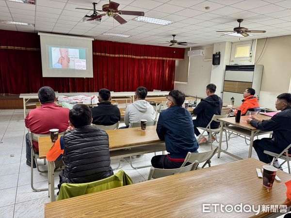 ▲台南市消防局第一救災救護大隊,特邀請柳營奇美醫院專科護理師杜忠洋,以臨床及到院前實務經驗分享及指導新進人員。(圖/記者林東良翻攝,下同)