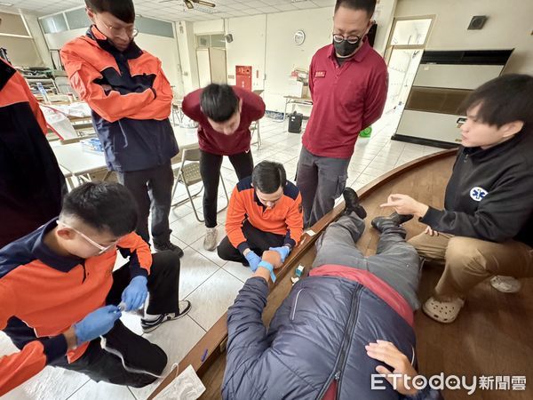 ▲台南市消防局第一救災救護大隊,特邀請柳營奇美醫院專科護理師杜忠洋,以臨床及到院前實務經驗分享及指導新進人員。(圖/記者林東良翻攝,下同)