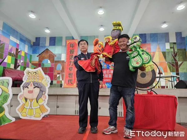 ▲台南市教育局與府城木偶劇團攜手合作辦理「健康促進校園巡迴宣導活動」,6日在新泰國小進行第100場演出並辦理百場紀念記者會及闖關活動。(圖/記者林東良翻攝,下同)