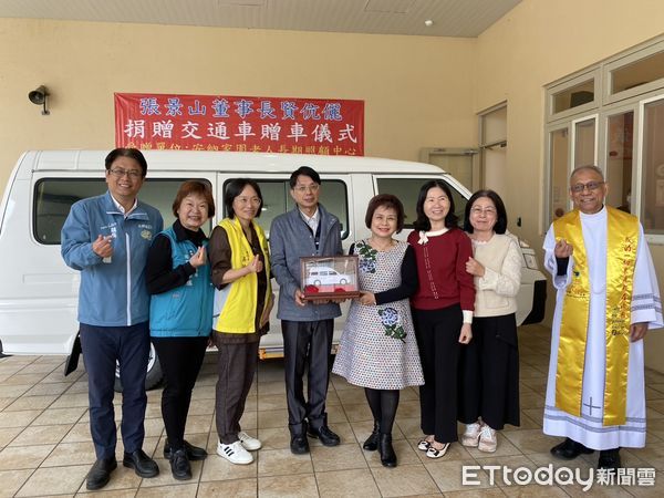 ▲▼ 張景山董事長賢伉儷捐交通車 提升安納家園服務量能 。(圖/嘉義縣政府提供)