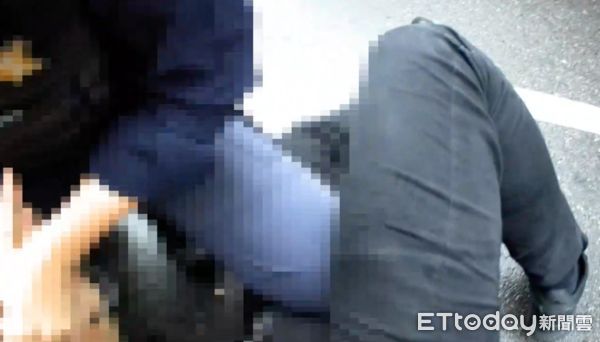 ▲▼男子喝醉與女性友人爆拉扯,當街咆哮衝馬路,被警方帶回保護管束。(圖/記者邱中岳翻攝)