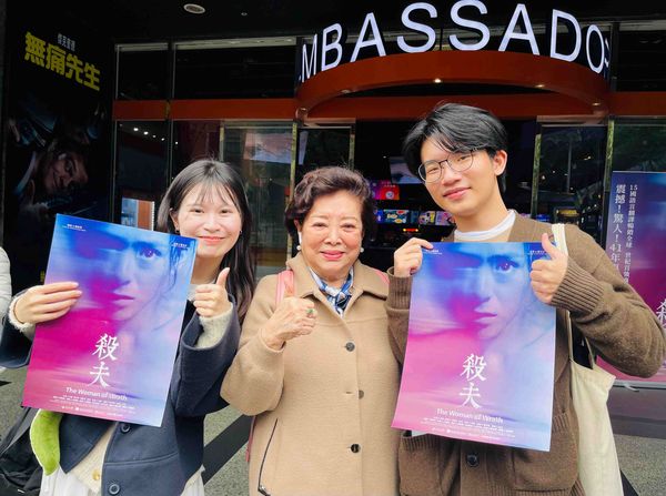 ▲陳淑芳率「千歲團」看《殺夫》。(圖/海鵬提供)