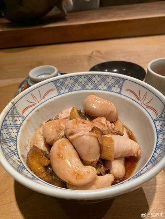 ▲▼陳喬恩愛吃雞佛被酸民揶揄。(圖/翻攝自微博)